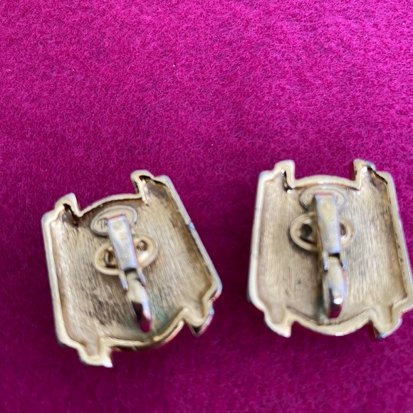 Crown Trifari Goldtone and Black Clip On Earrings - Picture 5 of 6